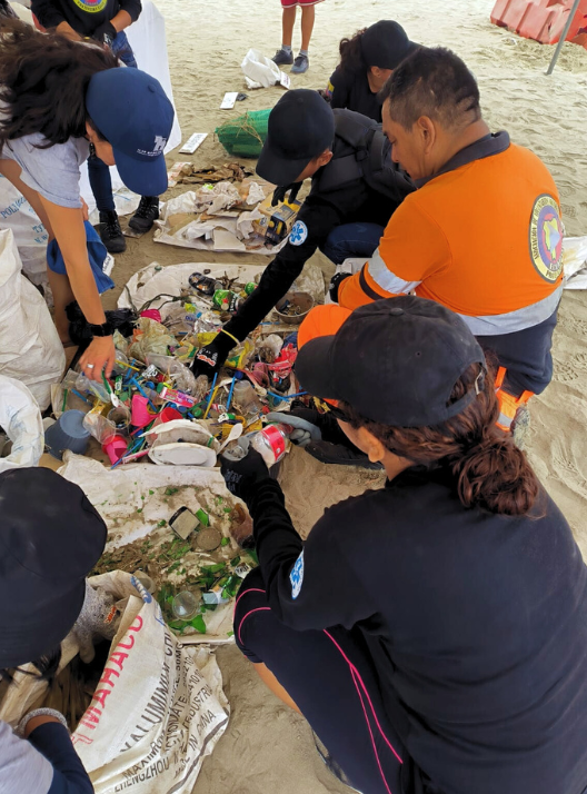 Personas reciclando